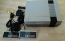 *Nintendo NES med 2 kontroller